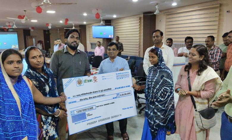 BiharNews- Chief Minister paid the assistance amount to the beneficiaries of Pradhan Mantri Awas Yojana Rural Lohia Swachh Bihar Abhiyan Sustainable Livelihood Scheme through video conferencing on 7th October 2024 at 4:00 pm.