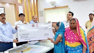 Bihar Nees जिलाधिकारी, उप विकास आयुक्त ने 50 लाभुकों के बीच प्रधानमंत्री आवास योजना-ग्रामीण अंतर्गत प्रदान किया स्वीकृति पत्र