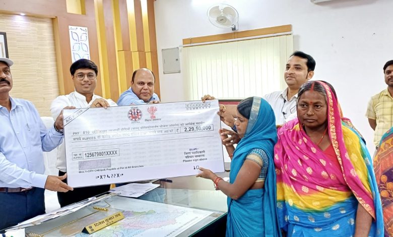 Bihar Nees जिलाधिकारी, उप विकास आयुक्त ने 50 लाभुकों के बीच प्रधानमंत्री आवास योजना-ग्रामीण अंतर्गत प्रदान किया स्वीकृति पत्र