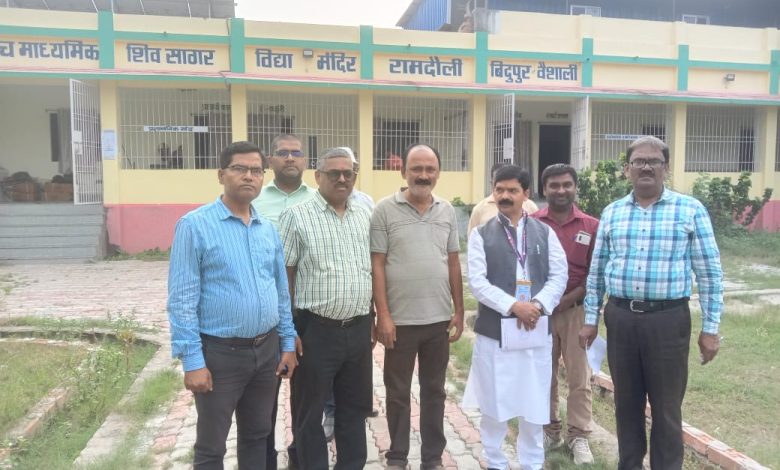 Bihar News-Member of Bihar Child Rights Protection Commission inspected the school in Hajipur