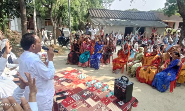 Ambedkar Nagar News: Alappur MLA Tribhuvan Dutt ji did intensive public relations in support of the Samajwadi Party candidate in the by-election of Katehari assembly constituency.