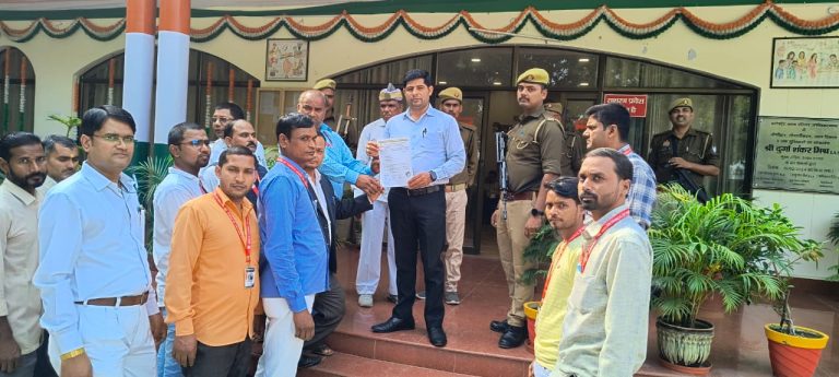 Ambedkar Nagar News: Officials of the Indian Council of Press submitted a memorandum to the Additional District Officer of the district.