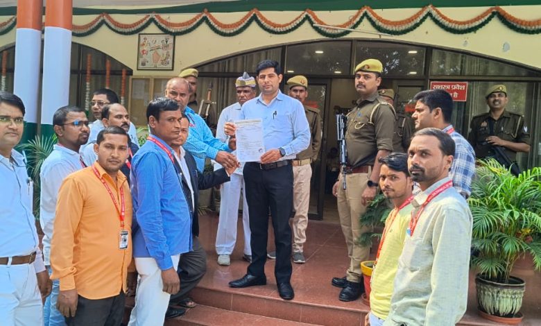 Ambedkar Nagar News: Officials of the Indian Council of Press submitted a memorandum to the Additional District Officer of the district.