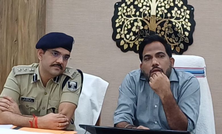 Bihar News- District Magistrate and Superintendent of Police held a review meeting regarding law and order in Harihar Kshetra Sonepur Fair and Kartik Purnima Fair