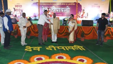 Prayagraj News: On the occasion of Dev Deepawali festival of Kartik Purnima, the Triveni Sangam area was lit up with the amazing brilliance of rows of lamps  