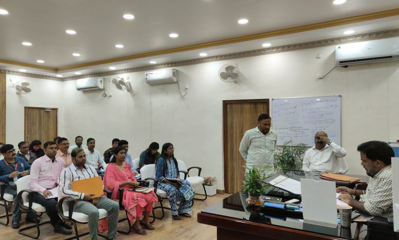 Bihar News- District Officer, Vaishali Shri Yashpal Meena held a review meeting of the Industrial Department of Vaishali district today.