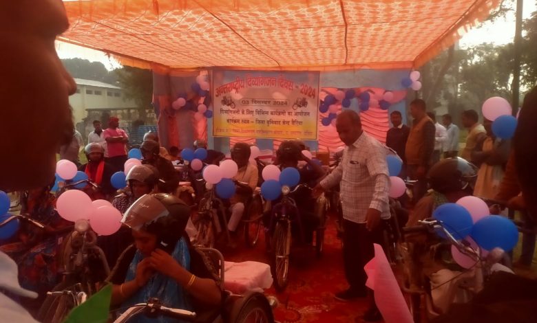 Bihar News On International Day of Persons with Disabilities, 15 battery operated tricycles, 2 tricycles, 1 wheel chair, 3 crutches were distributed to 15 disabled persons