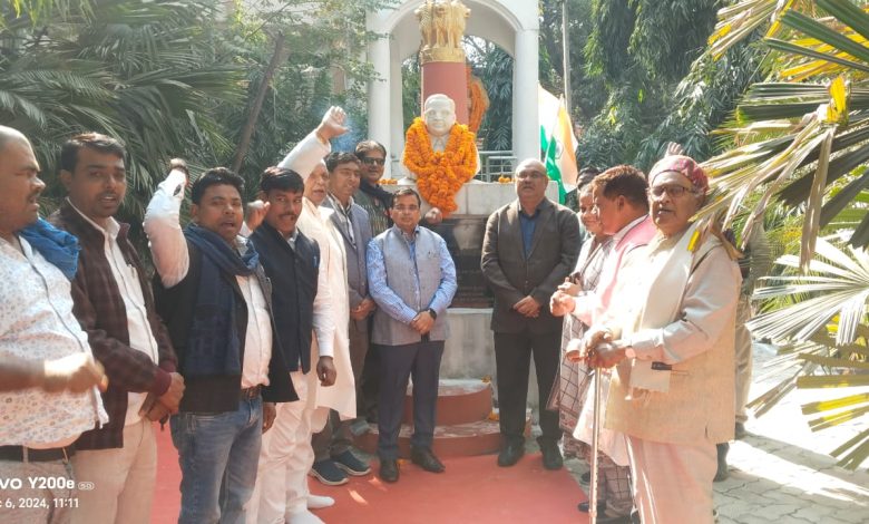 Bihar News-Dr. Ambedkar's death anniversary was celebrated in the Collectorate premises.