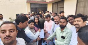 Agra News: BKU apolitical workers staged a sit-in protest in the tehsil regarding the problems of farmers and submitted a memorandum to the SDM

