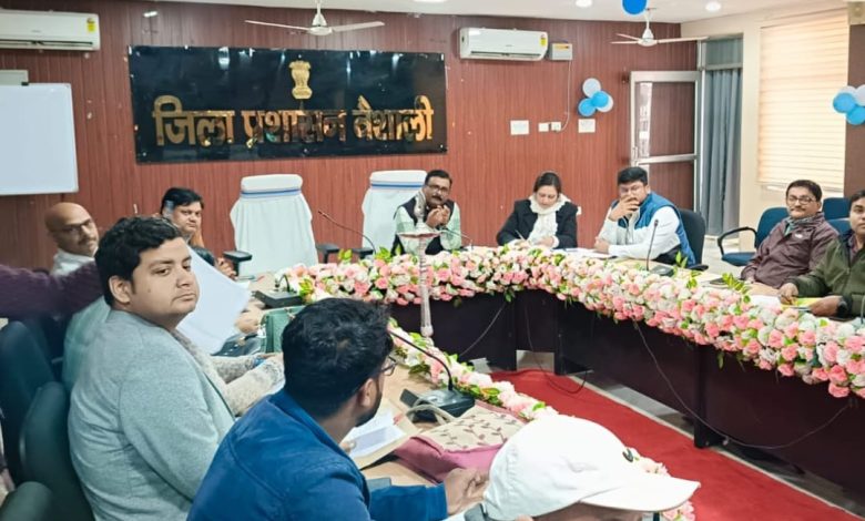 Bihar News- In the light of the instructions of the District Magistrate, the schemes run under the District Registration and Consultation Center were reviewed in the Collectorate meeting room under the chairmanship of Nodal Officer cum District Planning Officer Neeraj.
