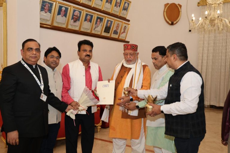 Lucknow News: Ministers Suresh Khanna and Narendra Kashyap invited Governor Karnataka for Maha Kumbh 2025
