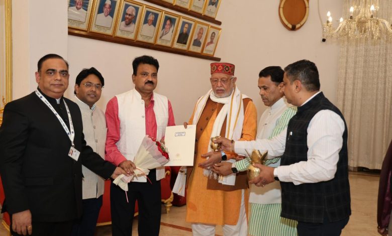 Lucknow News: Ministers Suresh Khanna and Narendra Kashyap invited Governor Karnataka for Maha Kumbh 2025
