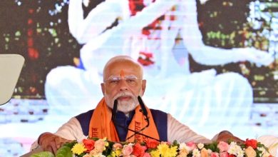 Prayagraj News: Prime Minister Modi worshiped and offered milk to the statue of Maa Saraswati located at Saraswati Koop  