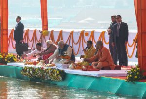 Prayagraj News: PM Modi performed Sangam Abhishek amidst Vedic mantras