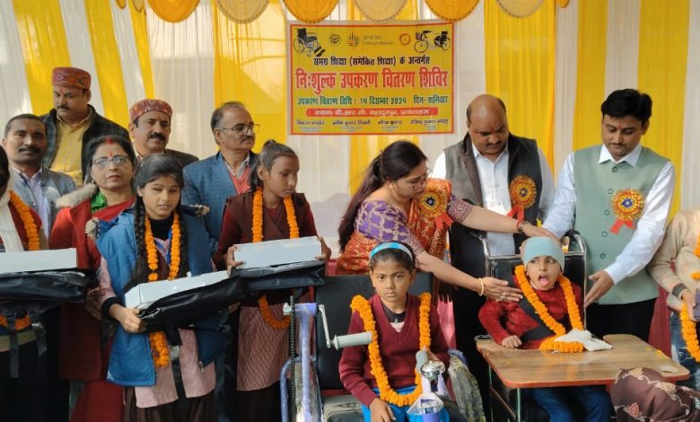 Prayagraj News: जनपद स्तरीय दिव्यांग कैंप का आयोजन में उपकरण पाकर खिले दिव्यांग बच्चों के चेहरे