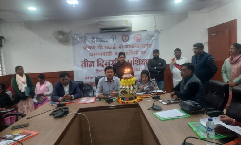 Prayagraj News : "Nutrition as well as studies program" was inaugurated in Prayagraj district by lighting a lamp by the Chief Development Officer.