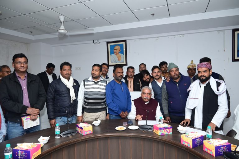 Lucknow News: Minister Rakesh Sachan called upon the weavers to take advantage of the scheme