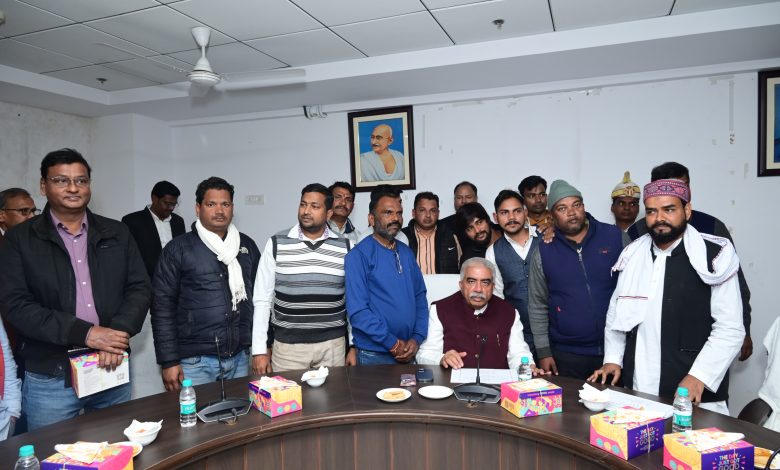 Lucknow News: Minister Rakesh Sachan called upon the weavers to take advantage of the scheme