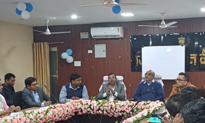 Bihar News-DM held a review meeting of development plans and got all the plans completed on time