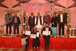 Prayagraj News: Distribution of divisional level awards conducted by Uttar Pradesh Matikala Board.