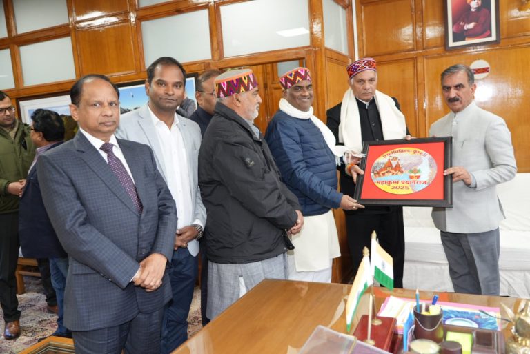Lucknow News: Uttar Pradesh Livestock Minister Shri Dharampal Singh handed over the invitation of Maha Kumbh 2025 to the Governor and Chief Minister of Himachal Pradesh  