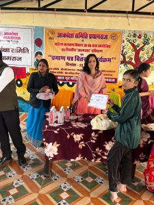 Prayagraj News: Certificates, warm clothes and snacks were distributed to the girls trained by Aakanksha Samiti

 