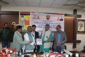 Agra News- Management certificates were distributed to the newly formed fisheries committee and newly formed dairy committee and Kisan Credit Cards worth Rs 70.50 lakh were distributed to 30 new members of B-PACS