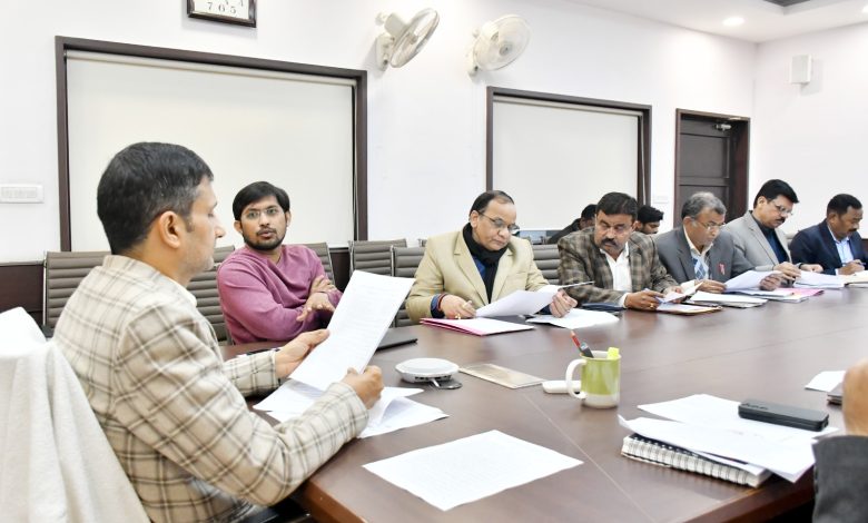 Prayagraj News; A review meeting was held under the chairmanship of the Divisional Commissioner to make all the roads of the district clean and beautiful in view of Maha Kumbh 2025.