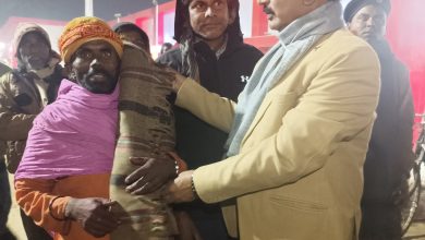 Bihar News- The District Magistrate gave blankets to more than 200 people shivering in the cold