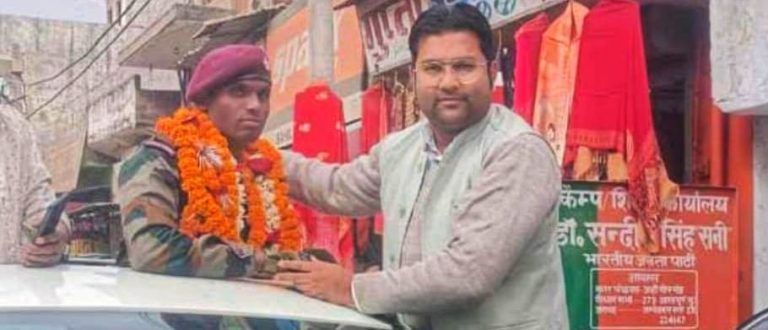 Ambedkar Nagar News: On the first arrival of Para Commando in his home district, a procession was taken out and he was given a grand welcome with flower garlands