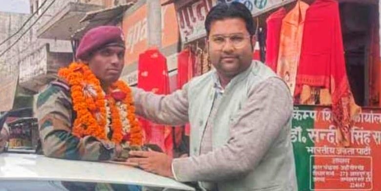 Ambedkar Nagar News: On the first arrival of Para Commando in his home district, a procession was taken out and he was given a grand welcome with flower garlands