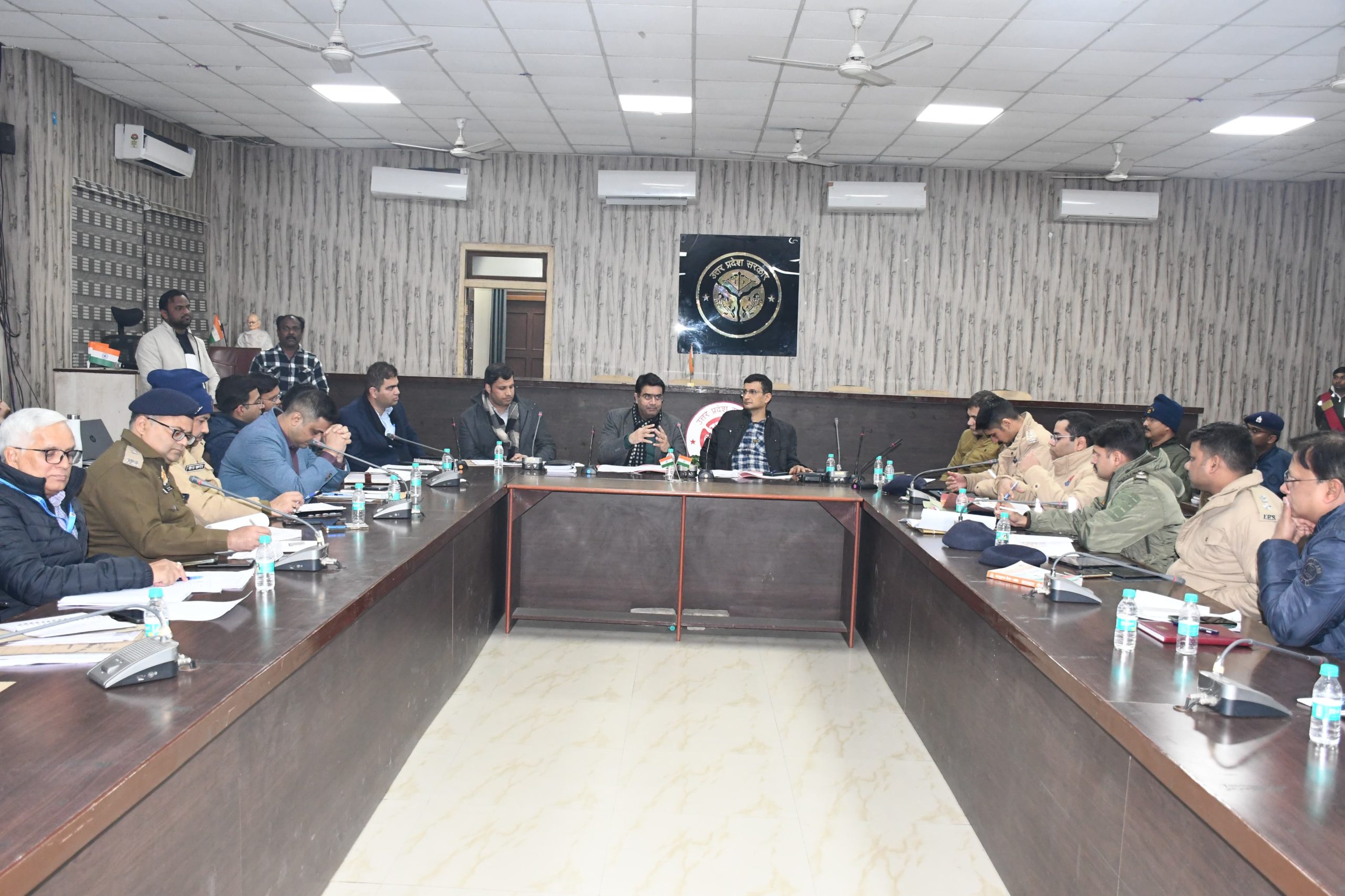 Prayagraj News: A meeting regarding traffic management and parking arrangements in view of Mahakumbh-2025 was held under the co-chairmanship of Police Commissioner and Divisional Commissioner.