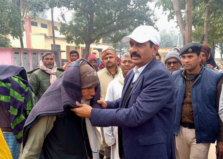 Bihar News District Magistrate provided blankets to the needy in Mainatod block office premises