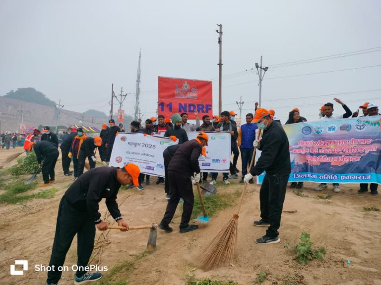 Mahakumbha Nagar Prayagraj: A massive cleanliness drive was carried out in the Sangam area to ensure the cleanliness of the Ganga river and to make the Maha Kumbh a success.