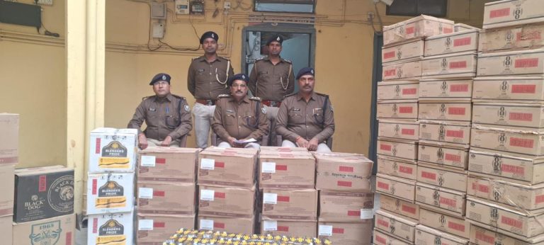 Bihar News ईंट लदे ट्रैक्टर ट्राली में छुपा कर रखे गए भारी मात्रा में विदेशी शराब बरामद