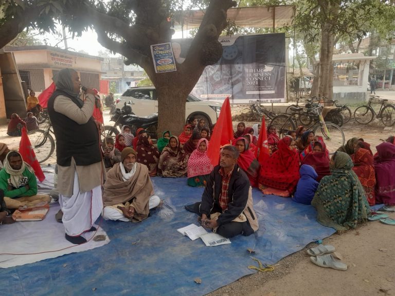 Bihar News- Bidupur 8 January Hundreds of CPI ML workers staged a sit-in protest at Bidupur block and zonal office in this severe cold