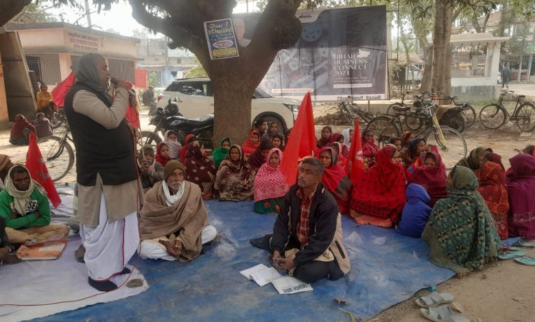 Bihar News- Bidupur 8 January Hundreds of CPI ML workers staged a sit-in protest at Bidupur block and zonal office in this severe cold