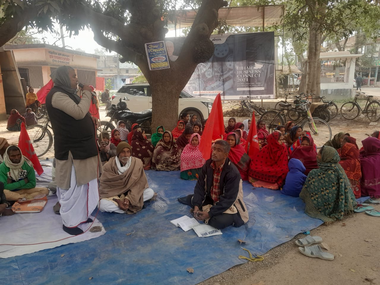 Bihar News- Bidupur 8 January Hundreds of CPI ML workers staged a sit-in protest at Bidupur block and zonal office in this severe cold
