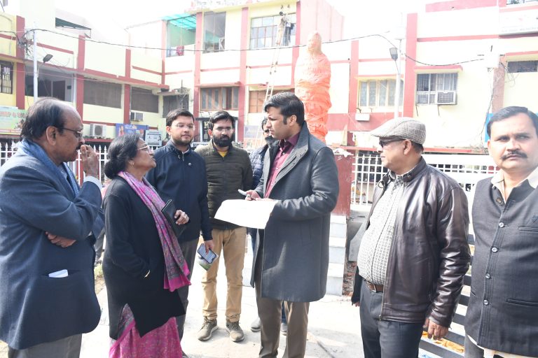 Prayagraj News: District Magistrate and Chief Development Officer along with Honorable former MP Dr. Rita Bahuguna Joshi did a physical inspection of the statue of her mother built near Bahuguna Market and the beautification of the park  