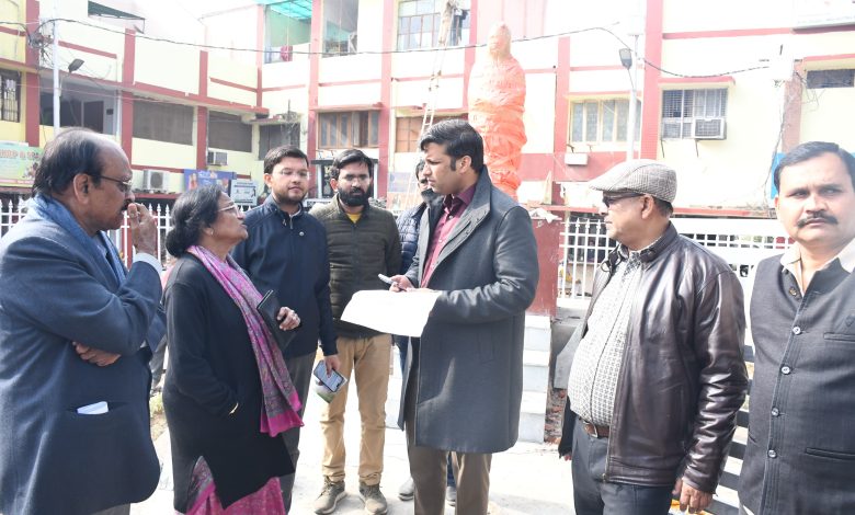 Prayagraj News: District Magistrate and Chief Development Officer along with Honorable former MP Dr. Rita Bahuguna Joshi did a physical inspection of the statue of her mother built near Bahuguna Market and the beautification of the park  