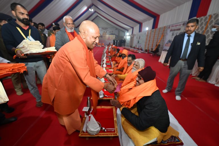 Mahakumbha Nagar Prayagraj News: Chief Minister Yogi Adityanath had dinner with representatives of all the Akharas, Khakchowk, Dandibara and Acharyabara during his visit to Prayagraj