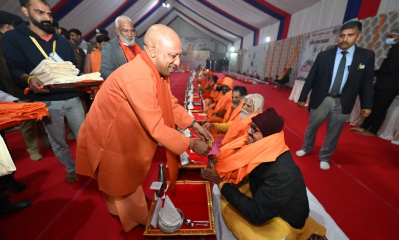 Mahakumbha Nagar Prayagraj News: Chief Minister Yogi Adityanath had dinner with representatives of all the Akharas, Khakchowk, Dandibara and Acharyabara during his visit to Prayagraj