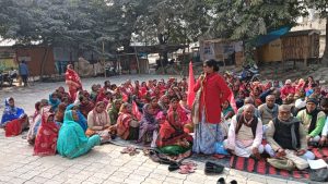 Bihar News: Hundreds of CPI (ML) workers staged a sit-in protest at Hajipur Sadar Block Headquarters.