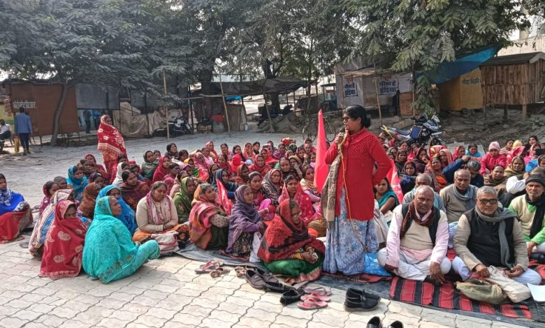 Bihar News: Hundreds of CPI (ML) workers staged a sit-in protest at Hajipur Sadar Block Headquarters.