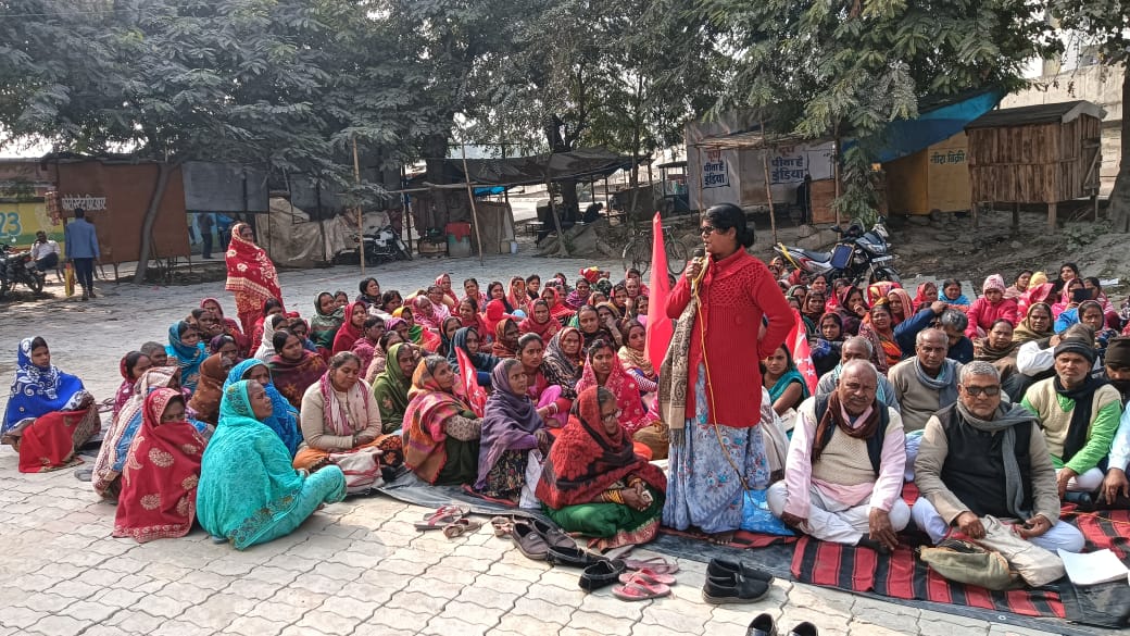 Bihar News: Hundreds of CPI (ML) workers staged a sit-in protest at Hajipur Sadar Block Headquarters.