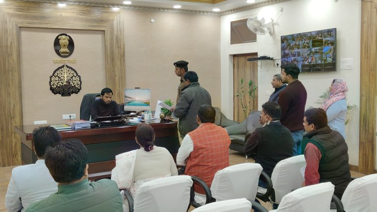 Bihar News-District Magistrate heard the problems of the people, directed for solution  