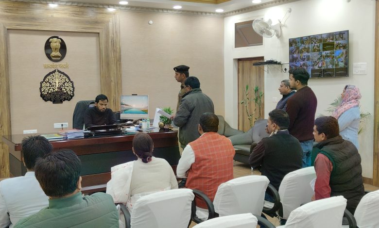 Bihar News-District Magistrate heard the problems of the people, directed for solution  