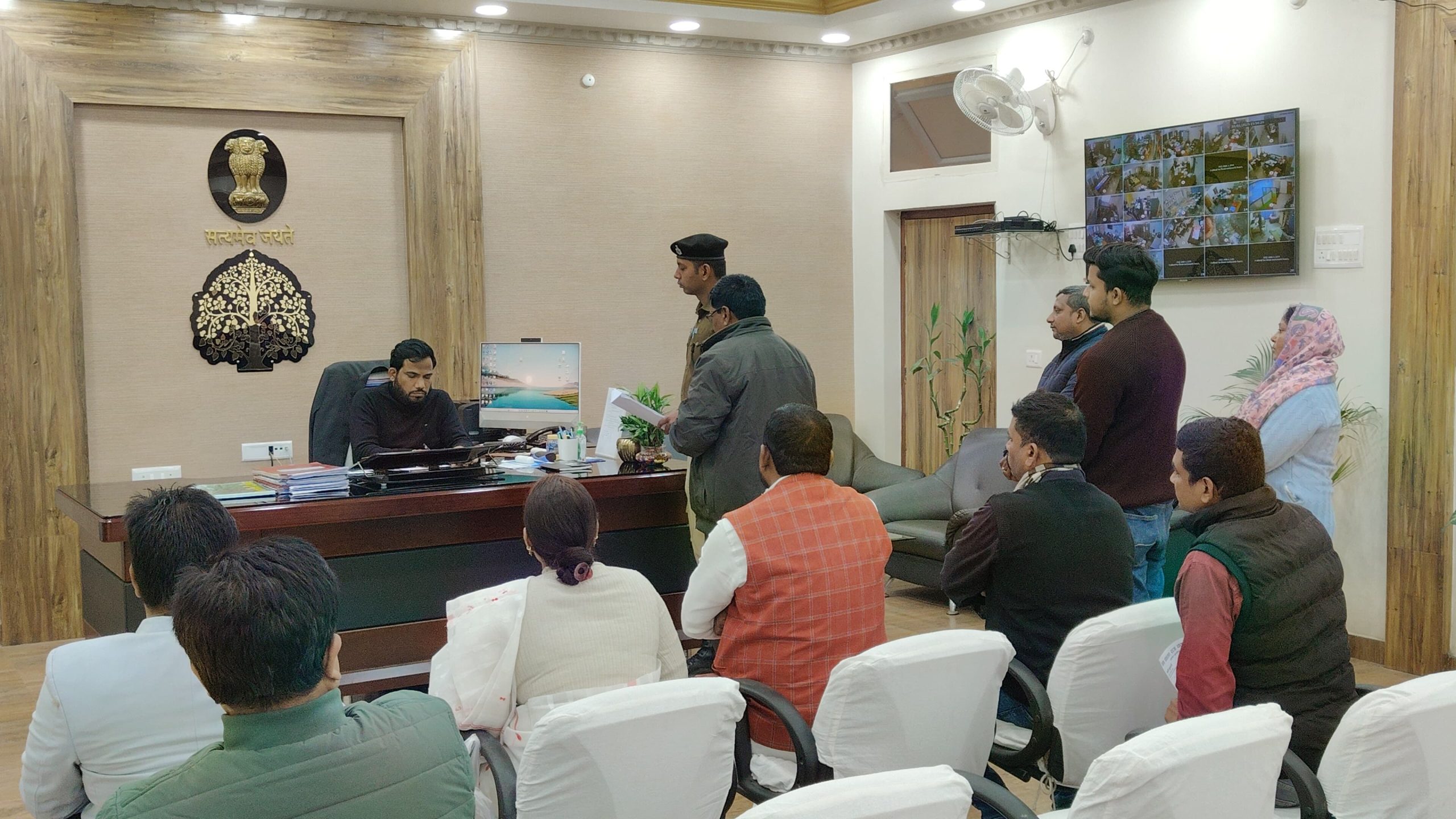 Bihar News-District Magistrate heard the problems of the people, directed for solution  