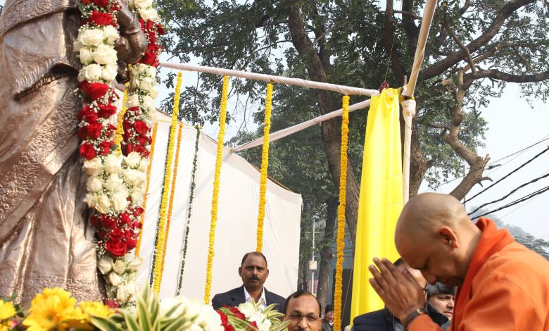 Prayagraj News: CM unveiled the statue of former freedom fighter and social worker Kamla Bahuguna