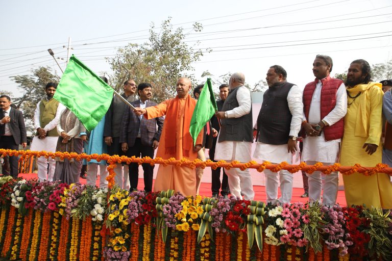 Mahakumbha Nagar Prayagraj: CM Yogi flagged off the buses of Transport Corporation  